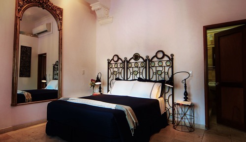 Executive Suite, Annex Building (Queen)