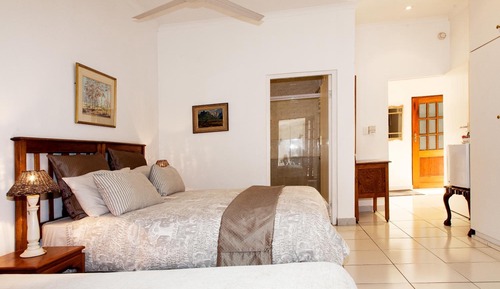 Family Room, 1 Bedroom (Queen Bed  + Single Bed / Shower)