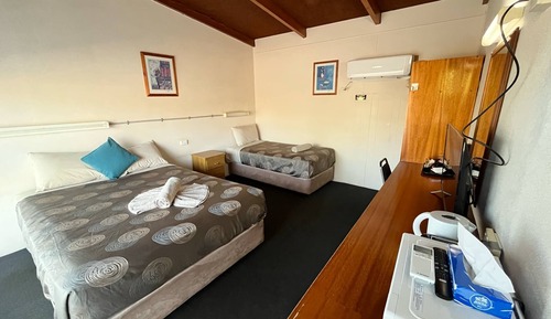 Standard Room (Queen + Single)