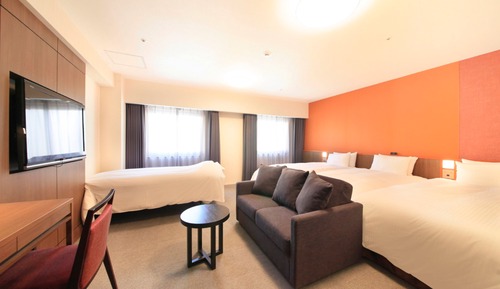 Quadruple Room, Smoking
