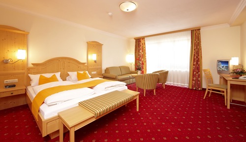 Junior Suite, 1 Queen Bed, Balcony
