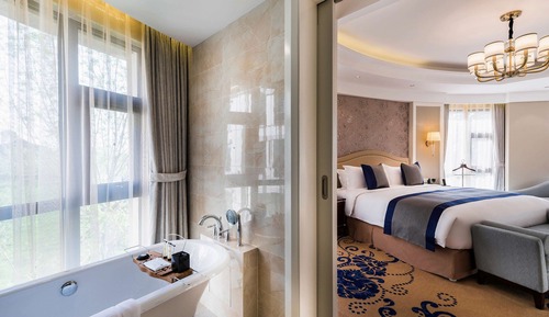 Deluxe Suite, 1 King Bed, Business Lounge Access