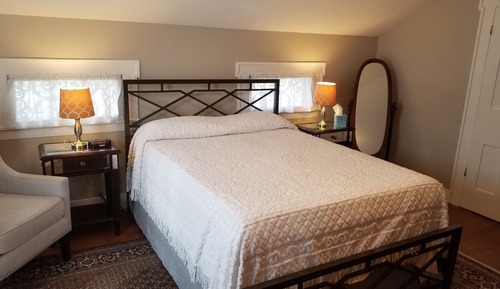 Guest Room 3 / Deluxe Queen Bed Room with a Private Bath