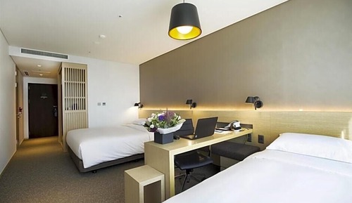 Deluxe Family Room