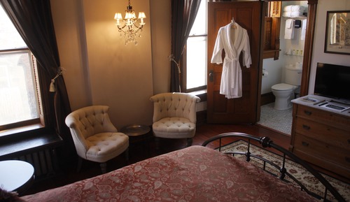 Deluxe Room, 1 Queen Bed, Private Bathroom