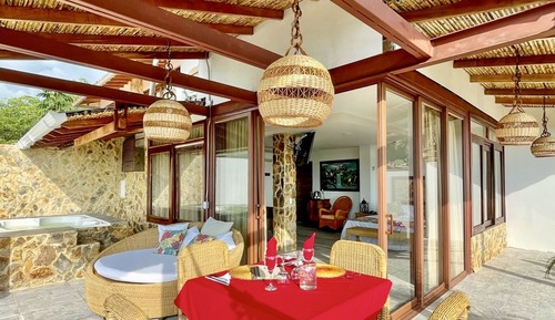 Deluxe Room, 1 King Bed, Mountain View