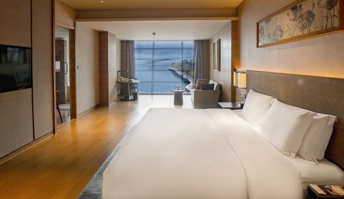 1 King Standard Lake View