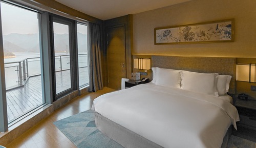1 King 1 Bedroom Captain Suite Living Area Lake View