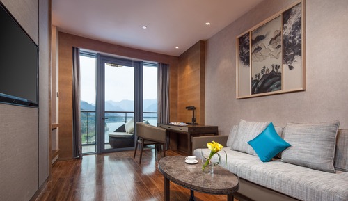1 King 1 Bedroom Suite Living Area