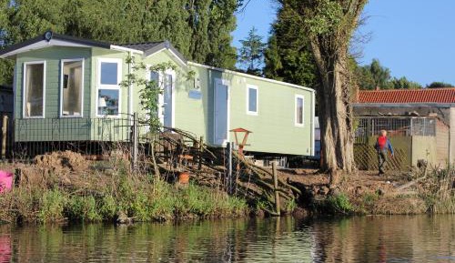 Cabin with Lake View