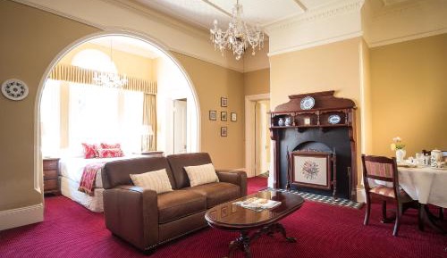 Deluxe Queen Suite