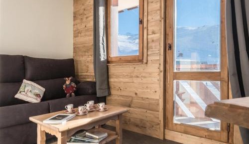 Apartment with Mountain View