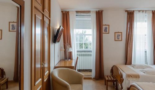Family Room (2 Adults + 2 Children)