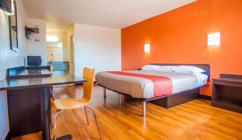 King Room with Roll-in Shower - Disability Access - Non-Smoking