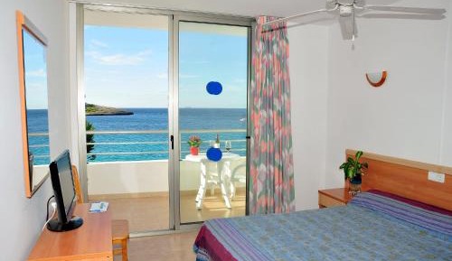One-Bedroom Apartment with Terrace and Sea View