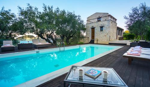 Deluxe Suite with Private Pool (2 adults + 2 children)