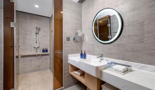 One-Bedroom Suite with Sea View