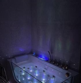 Queen Suite with Spa Bath