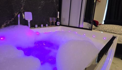 Studio with Spa Bath