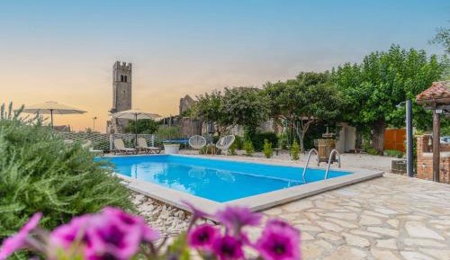 Apartment with Pool View 