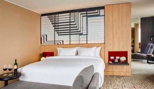 Junior King Suite with Executive Lounge access
