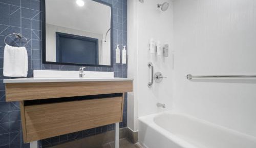 King Room with Bath Tub - Mobility/Hearing Access
