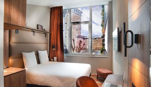 Standard Queen Room - City Side