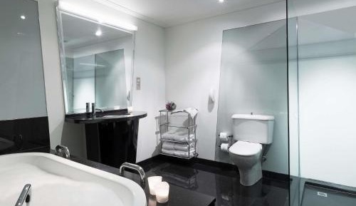 Deluxe King Room with Spa Bath