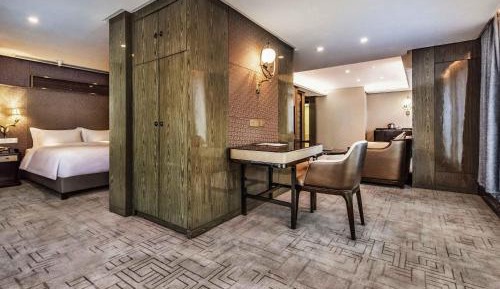 Deluxe King Suite