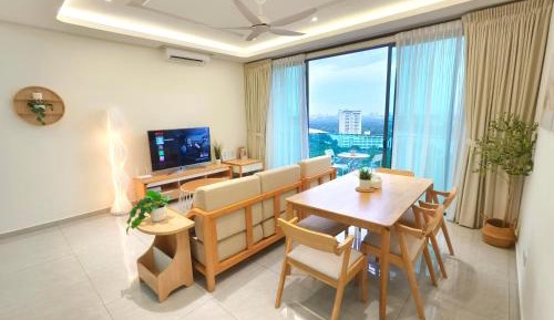 Three-Bedroom Apartment with Lake View