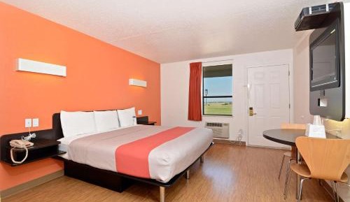 Deluxe King Room - Non-Smoking