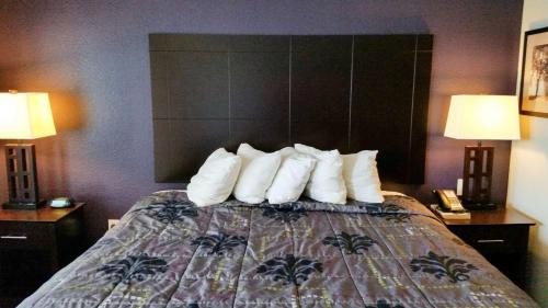 Deluxe King Room - Non-Smoking