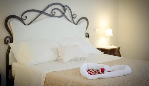 Deluxe Double Room (2 Adults + 1 Child)