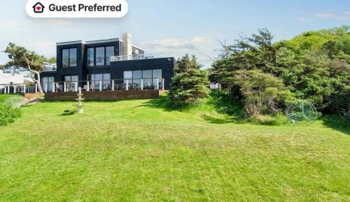 Five-Bedroom Holiday Home