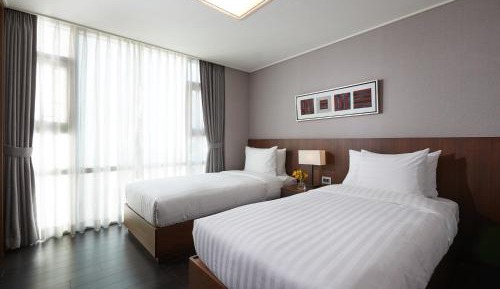 2 Bedroom Premier 1 King Bed 2 Single Beds