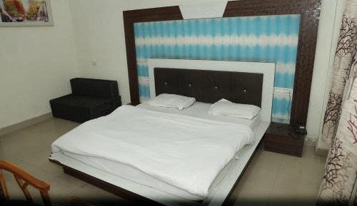 Deluxe Double Room (2 Adults + 1 Child)
