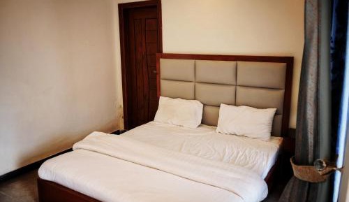 Deluxe Room (2 Adults + 1 Child)