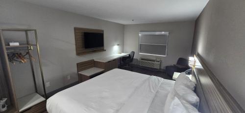 King Room with Bath Tub - Mobility/Hearing Accessible - Non-Smoking