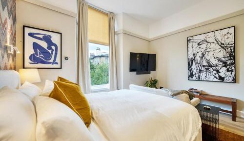 Deluxe One-Bedroom Apartment with City View