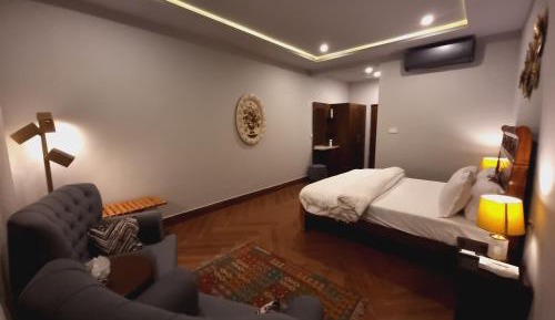 Deluxe King Suite