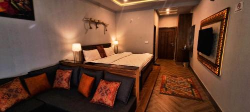 Deluxe Room (2 Adults + 1 Child)
