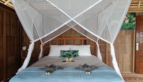 Deluxe Double Room with Side Sea View