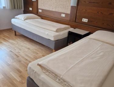 Standard Twin Room with Mountain View