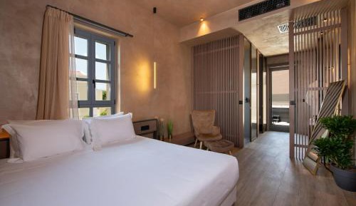 Suite with Hot Tub