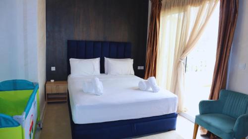 Deluxe Room (2 Adults + 1 Child)