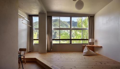 Standard Twin Room with Mountain View