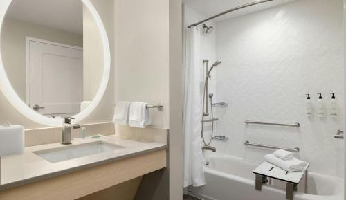 King Studio Suite with Sofa Bed and Adapted Tub - Mobility Accessible