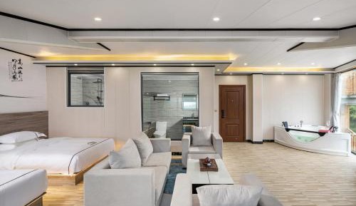Deluxe Queen Suite