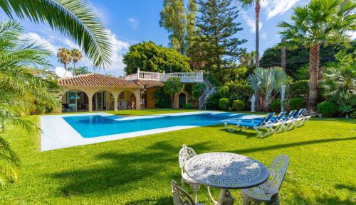 Villa with Garden View