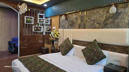 Deluxe Queen Suite